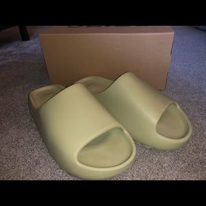 YEEZY SLIDE Resin